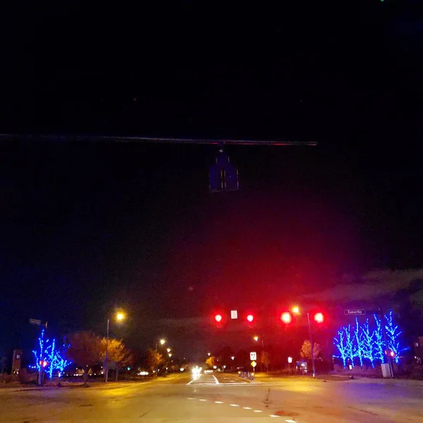 Weihnachtsbeleuchtung Neben Einer Straße Der Nacht — Stockfoto