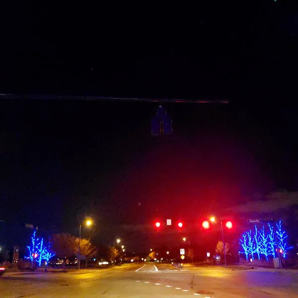 Weihnachtsbeleuchtung Neben Einer Straße Der Nacht — Stockfoto