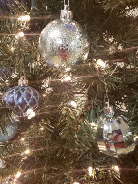 bir ağaç Noel süsler