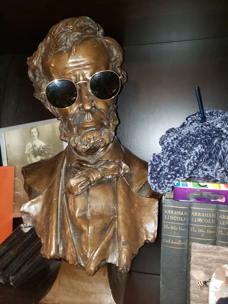 Bronze Bust Abe Lincoln Wearing Shades — ストック写真