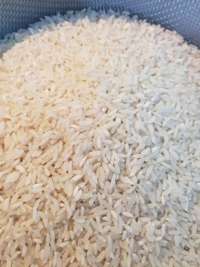 Birkaç fincan pirinç süzgeçte oturuyor.