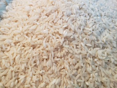 Birkaç fincan pirinç süzgeçte oturuyor.