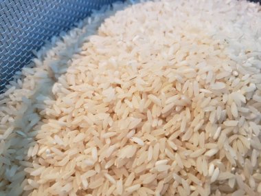 Birkaç fincan pirinç süzgeçte oturuyor.