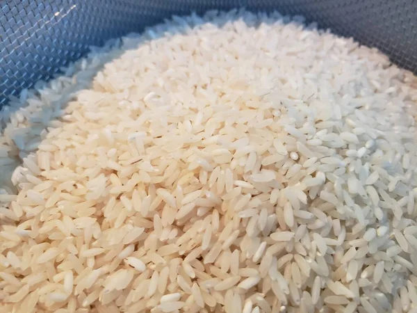 Αρκετές Κούπες Ρύζι Κάθονται Ένα Σουρωτήρι — Φωτογραφία Αρχείου