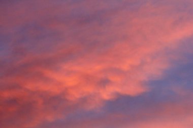 Kışın gün batımında Ateşli Görünümlü Bulutlar