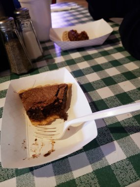 Bir Restoranda kısmen yenmiş Satranç Turtası