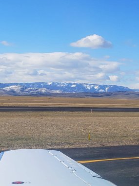 The Crazy Mountains, Montana, ABD 'deki Rocky Dağları' nın bir parçası olan bir uçak pistinden görüldü.