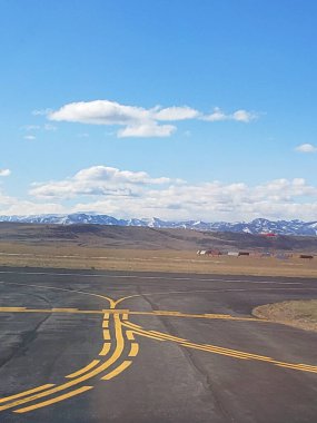 The Crazy Mountains, Montana, ABD 'deki Rocky Dağları' nın bir parçası olan bir uçak pistinden görüldü.