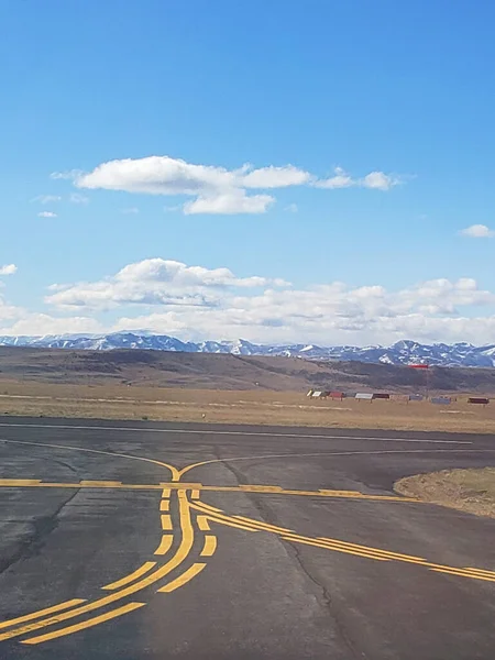 The Crazy Mountains, Montana, ABD 'deki Rocky Dağları' nın bir parçası olan bir uçak pistinden görüldü.