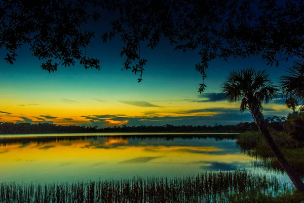 フロリダ州フォートピアースのジョージ リーストレンジ保護区ゾベル湖の上のカラフルな夕日 — ストック写真