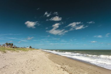Güneşli bir günde Atlantik Okyanusu kıyısındaki sahil, Fort Pierce, Florida