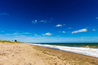 Güneşli bir günde Atlantik Okyanusu kıyısındaki sahil, Fort Pierce, Florida