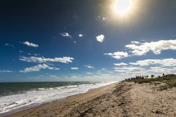 Güneşli Bir Günde Atlantik Okyanusu Kıyısındaki Sahil Fort Pierce Florida — Stok fotoğraf