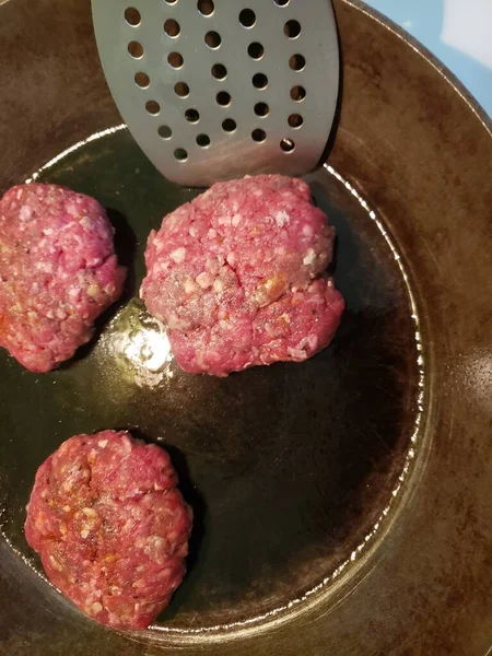 Гамбургерів Готують Сковороді Шпателем — стокове фото