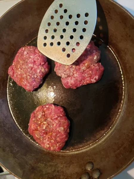 Hamburguesas Cocinando Una Sartén Con Una Espátula —  Fotos de Stock