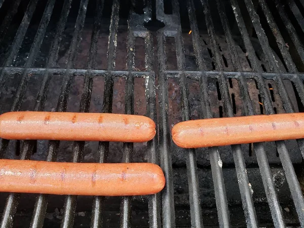 Vista Hotdogs Cocinando Una Parrilla Para Fumadores —  Fotos de Stock