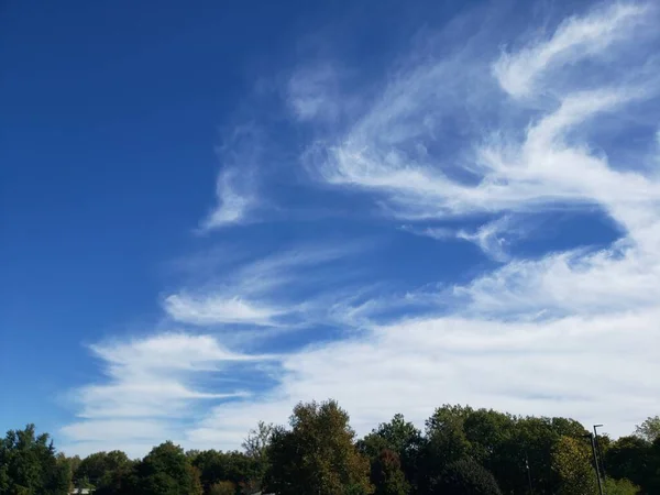 Hermosas Nubes Cirrus Visto Día Otoño Brillante — Foto de Stock