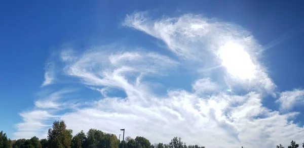 Hermosas Nubes Cirrus Visto Día Otoño Brillante —  Fotos de Stock