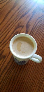 Churchill Mavi Söğüt Kupasında Kremalı bir fincan kahve