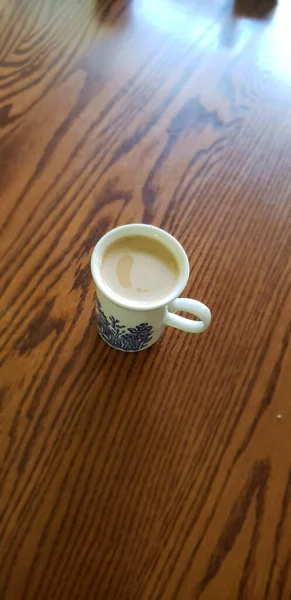 Egy Csésze Kávé Krémmel Churchill Blue Willow Cup Ban — Stock Fotó