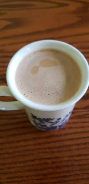 Tasse Kaffee Mit Sahne Einer Churchill Blue Willow Tasse — Stockfoto