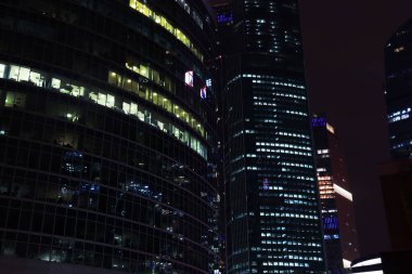 Gece hayatı. Gece şehri manzarası. 