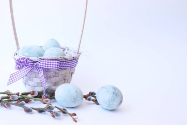 Renkli yumurtalarla dolu Paskalya sepeti. Metin için alanı olan Paskalya arkaplanı.