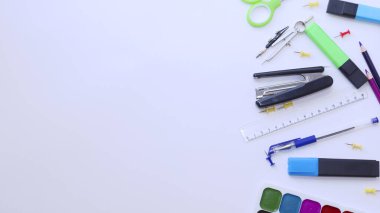 Mesajlaşma yeri olan bir okul düzeni. Beyaz bir arka planda okul malzemeleri. Okula geri dön.. 