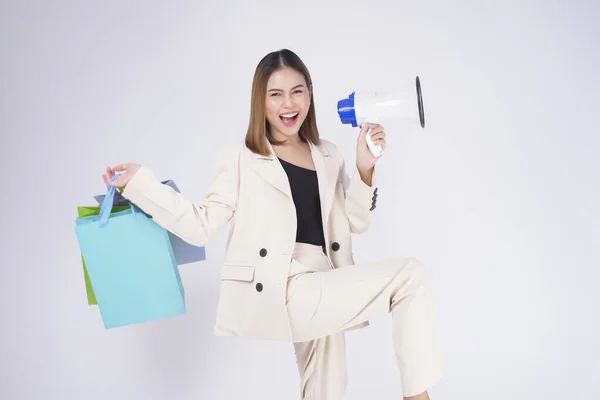 Jovem Mulher Bonita Terno Segurando Sacos Compras Coloridos Sobre Estúdio — Fotografia de Stock