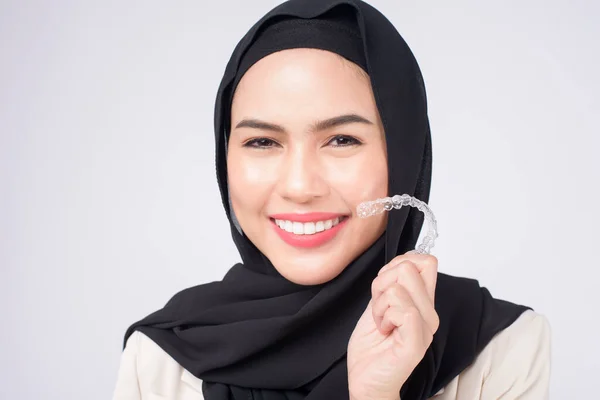 Jonge Moslimvrouw Met Onzichtbare Beugels Studio Tandheelkundige Zorg Orthodontisch Concept — Stockfoto