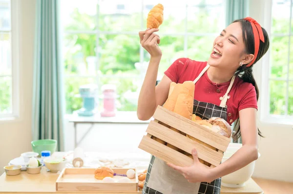 Een Jonge Mooie Aziatische Vrouw Bakken Haar Keuken Bakkerij Coffeeshop — Stockfoto