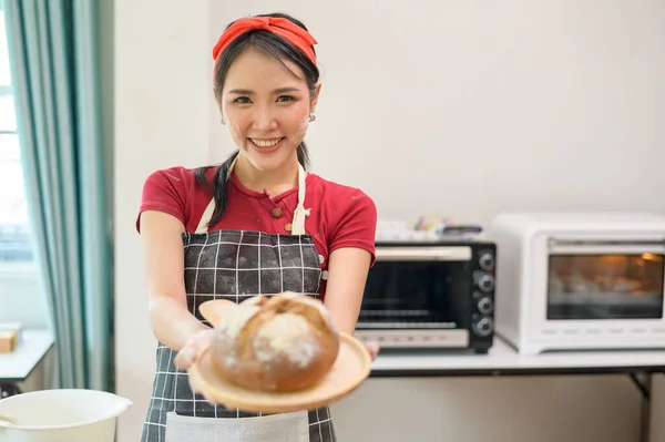 Молодая Красивая Азиатка Печет Кухне Пекарне Кафе — стоковое фото