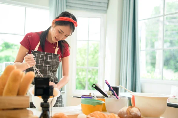 Eine Schöne Asiatische Frau Macht Bäckerei Live Streaming Oder Video — Stockfoto