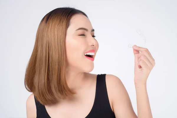 Jovem Sorrindo Mulher Segurando Aparelho Invisalign Estúdio Odontologia Conceito Ortodontia — Fotografia de Stock