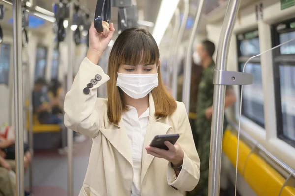 Egy Fiatal Védőmaszkot Visel Metró Kovid Védelem Biztonsági Utazás Normális — Stock Fotó