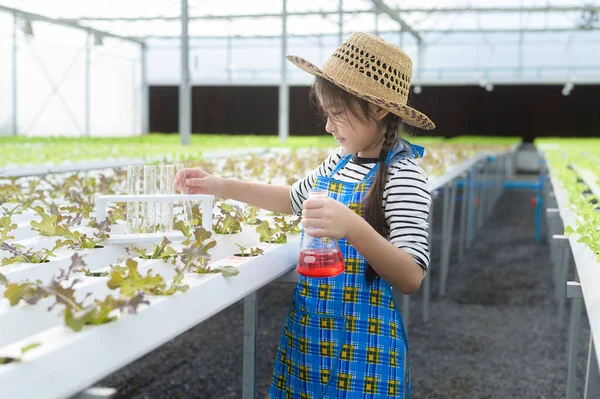 Seorang Gadis Lucu Bahagia Belajar Dan Belajar Pertanian Rumah Kaca — Stok Foto