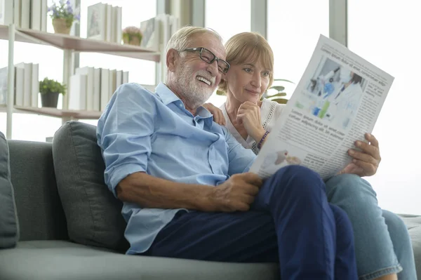 Feliz Pareja Caucásica Senior Son Relajantes Lectura Periódicos Sala Estar — Foto de Stock