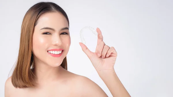 Joven Mujer Sonriente Sosteniendo Frenos Invisalign Estudio Salud Dental Concepto — Foto de Stock