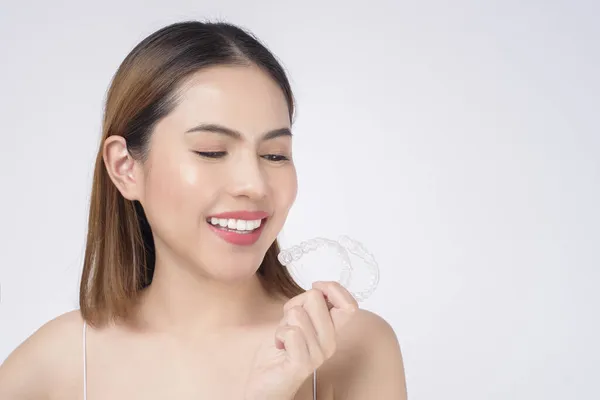 Joven Mujer Sonriente Sosteniendo Frenos Invisalign Estudio Salud Dental Concepto —  Fotos de Stock