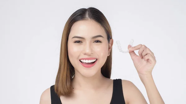 Junge Lächelnde Frau Mit Invisalign Zahnspangen Studio Zahnmedizin Und Kieferorthopädischem — Stockfoto