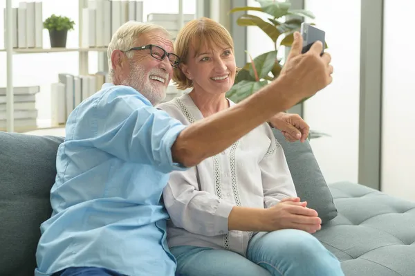 Caucásicos Ancianos Felices Son Videollamadas Familiares Amigos Relajarse Casa Sonriendo — Foto de Stock