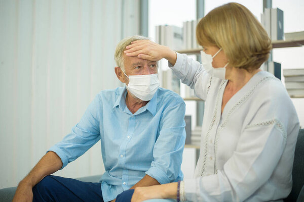 Старшая белая пара в маске, концепция пандемии covid19