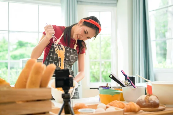 Eine Schöne Asiatische Frau Macht Bäckerei Live Streaming Oder Video — Stockfoto