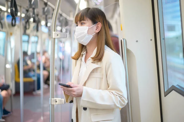 Egy Fiatal Védőmaszkot Visel Metró Kovid Védelem Biztonsági Utazás Normális — Stock Fotó