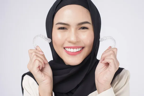 Jovem Muçulmana Segurando Aparelho Invisalign Estúdio Saúde Dentária Conceito Ortodôntico — Fotografia de Stock