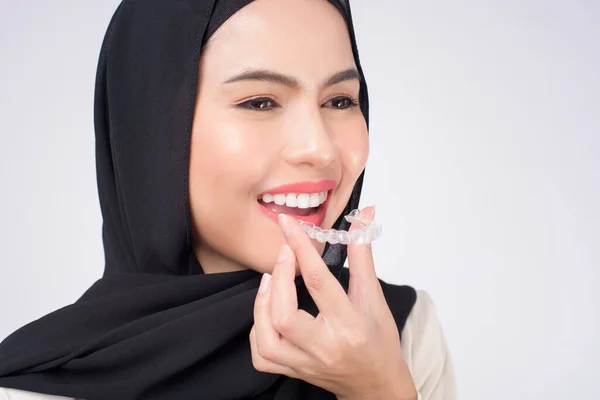 Junge Muslimische Frau Mit Invisalign Zahnspangen Studio Zahngesundheit Und Kieferorthopädischem — Stockfoto