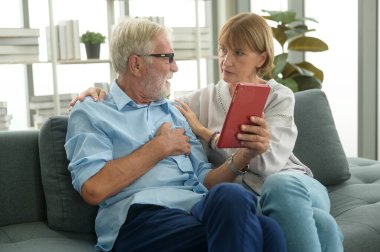 Kafkasyalı yaşlılar, Doktor, TeleHealth, sağlık teknolojisi konseptiyle video görüşmesi yapıyorlar.