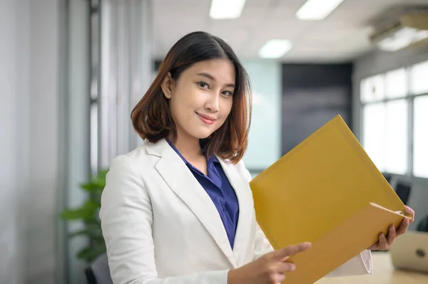 Retrato Mulher Negócios Asiática Está Sorrindo Escritório — Fotografia de Stock
