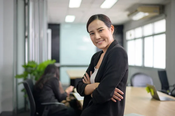 Portrait Femme Affaires Asiatique Sourit Dans Bureau — Photo