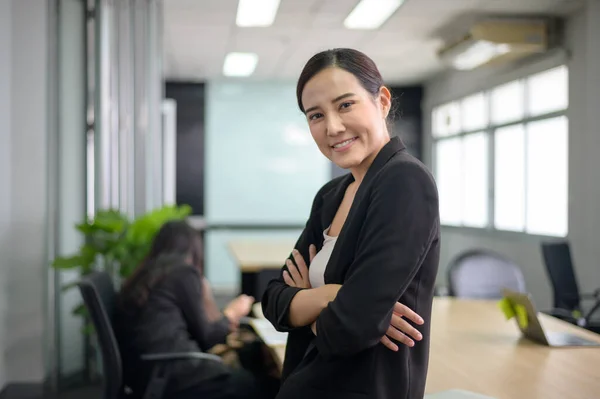 Retrato Mulher Negócios Asiática Está Sorrindo Escritório — Fotografia de Stock